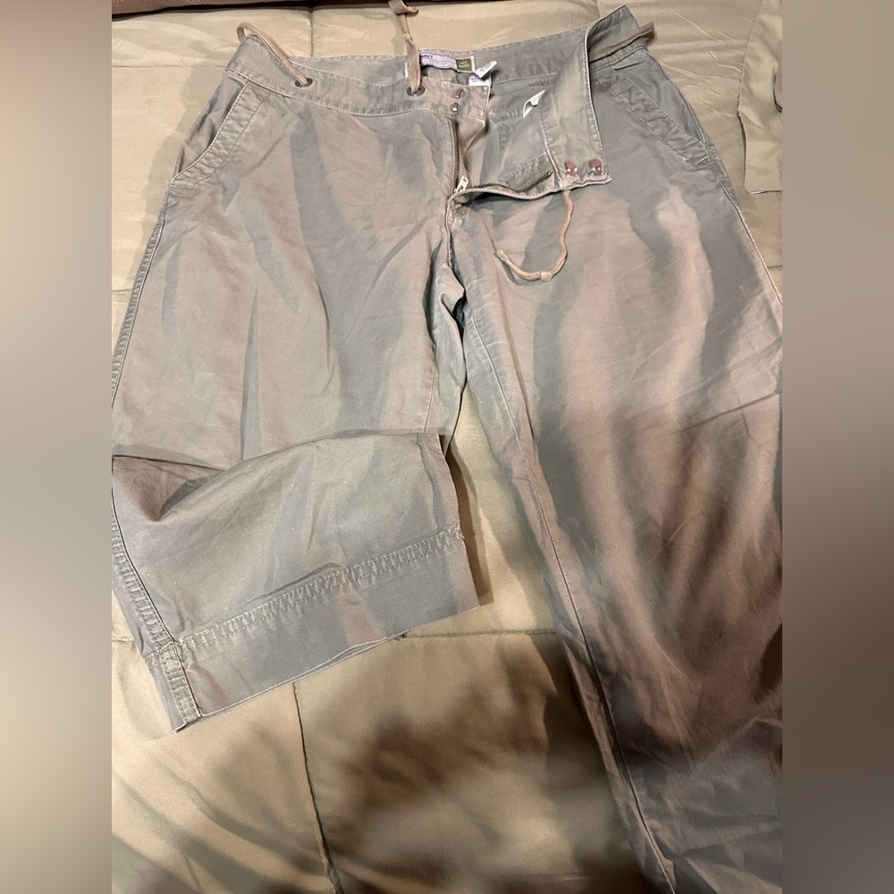 Old Navy khaki low waist capri pants